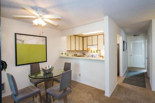 Open breakfast bar, kitchen and dining area !