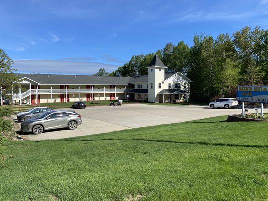 Front of the Beach Inn and parking lot