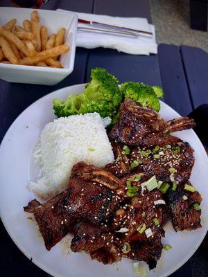 Short ribs with a side of seasoned fries