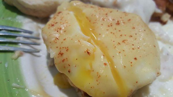 Runny poached eggsm