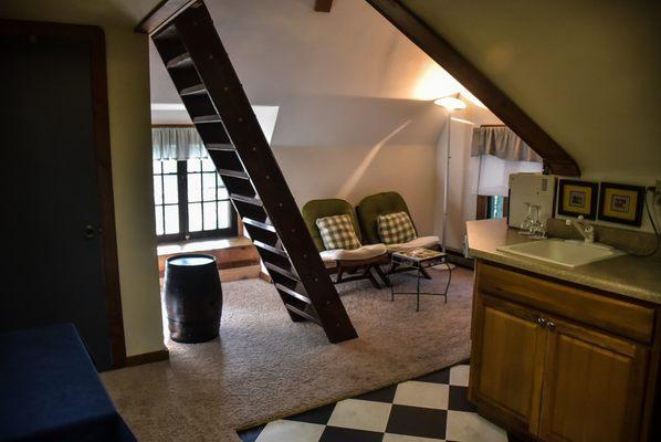 SE Loft - Sitting Area/Kitchenette