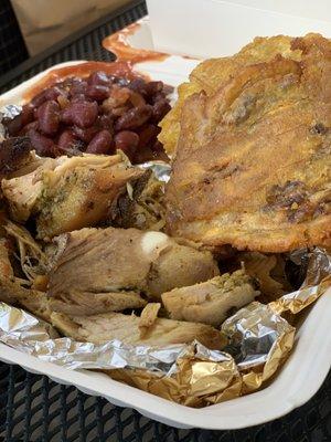 Pernil, arroz, frijoles y tostones.