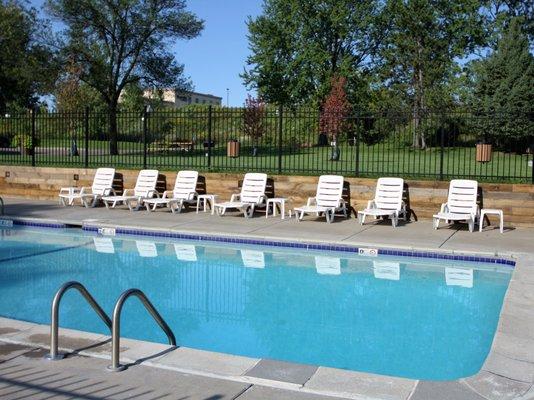 Swimming pool with plenty of room for sunbathing!