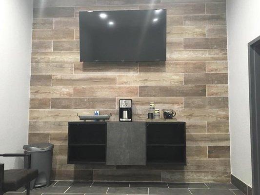 Elite Auto and Tires customer waiting area with color television, coffee and comfortable seating in a clean smkoe-free enviro...