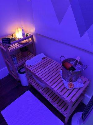 Relaxing vibe in the chill out room for sauna.