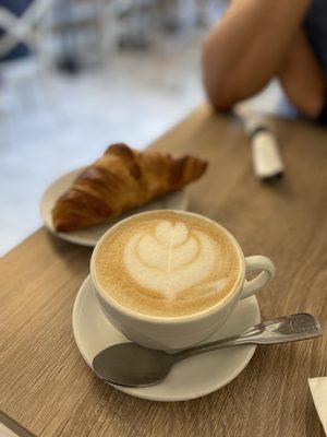 Cappuccino & croissant