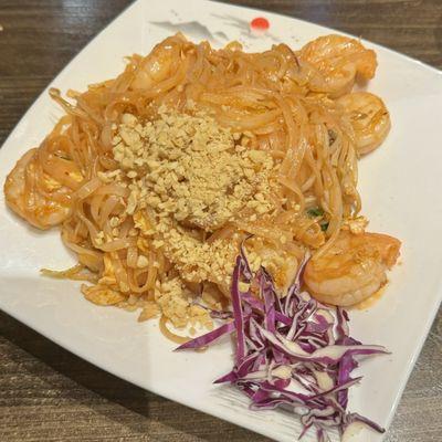 Shrimp pad Thai. Lots of shrimp, but too much ginger.