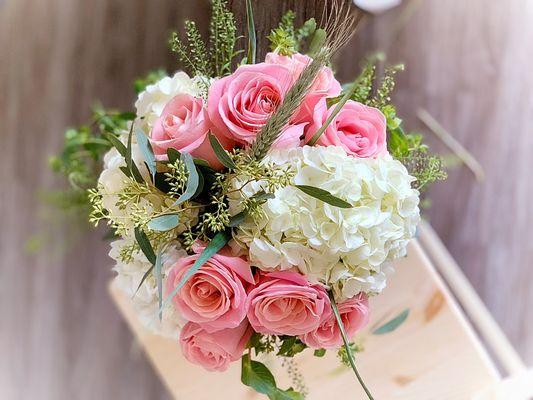 Classic combination of Premium Roses and white Hydrangeas