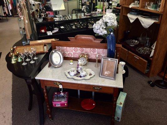 Bargain Boutique Fine Thrift& Gifts