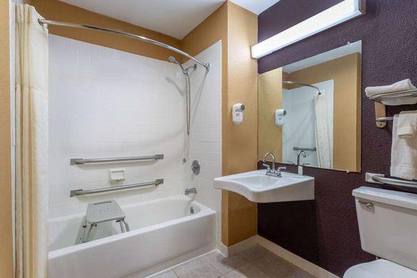 Guest room bath (accessible)