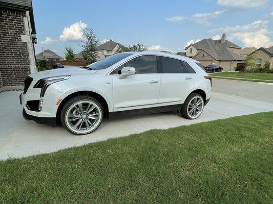 2021 Cadillac XT5 with Vogue tires...Love it!