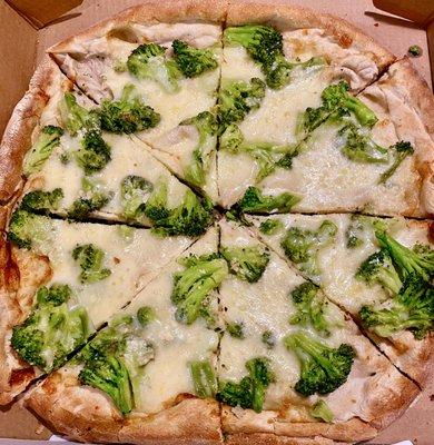 Broccoli, garlic, olive oil, xtra cheese, no red sauce. Our favorite!! Yum!