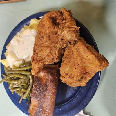 Fried chicken, green beans, mashed potatoes, and homemade bread.