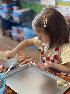 Kids in the kitchen at The Play Lab Preschool & Kindergarten in Albany Park, Chicago, Illinois. ‍