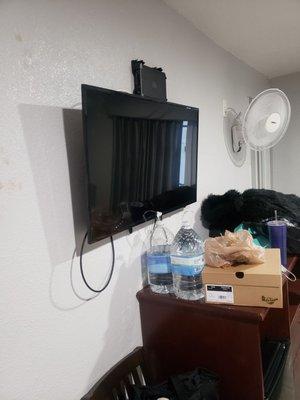 Tv and fan on wall. Theres no AC units.