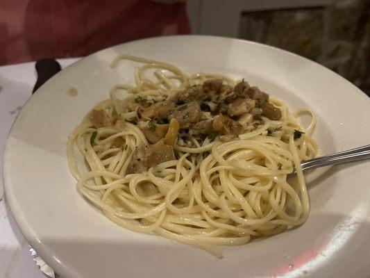 Linguini with white clam sauce