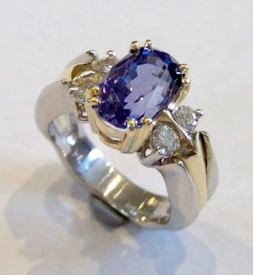 Hand-made sapphire and diamond ring in 18-karat yellow gold and platinum