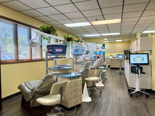 Dr. Golden's cheery, state-of-the-art, high tech open bay clinic where beautiful smiles are made!