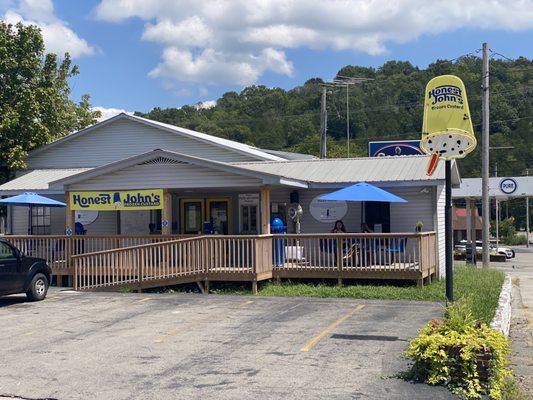 Honest Johns in Gainesboro, TN - off the square  Outdoor seating and parking lot