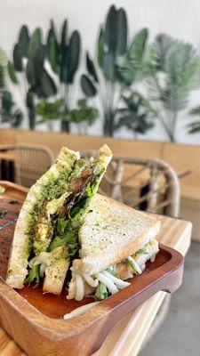 Panka Pesto Sandwich @feisty.eats