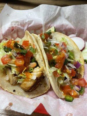 tacos de pescado con lechuga y pico de gallo