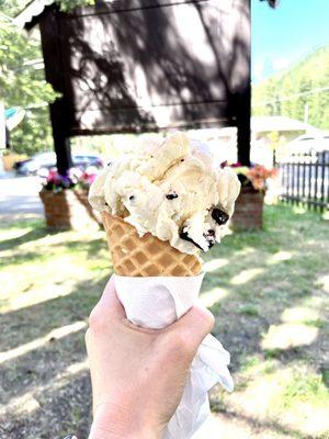 One scoop waffle cone.