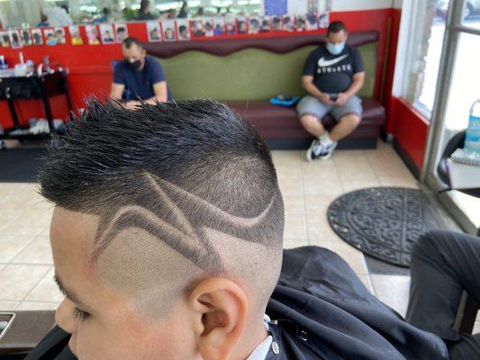 By Lynn cut look back ground corner barber shop