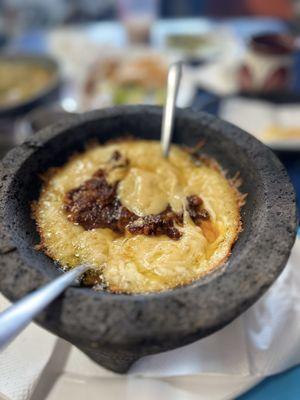 Queso fundido y chorizo