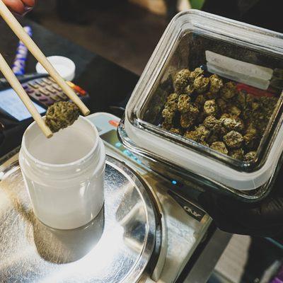 LivWell budtenders hand select & weigh flower right in front of you!