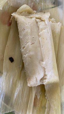 Este tamal de elote traía una mosca,  creo que este tamal lo traen de C.A. Mas cuidado con los productos que exportan al paiz