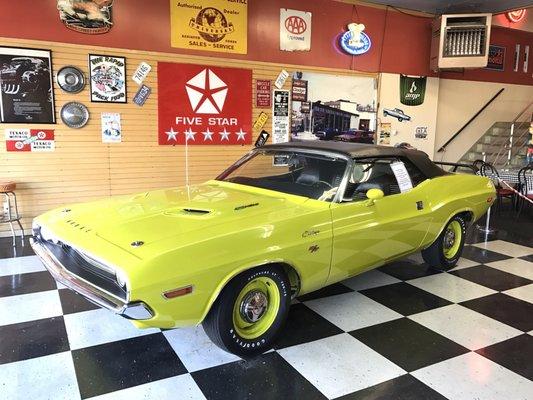 Coolest damn pizza shop ever!!!!!!! A freakin' 1970 Hemi Challenger rag top sitting right in the dining room!