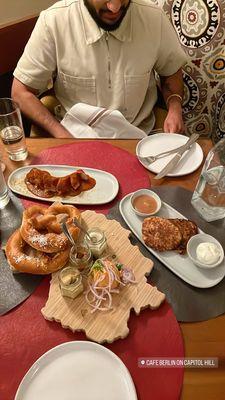 Bretzel, Kartoffel Pfannkuchen, Currywurst Appetizer