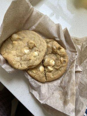 No bag for the cookies. Just wrapped in napkins and thrown in the bag.