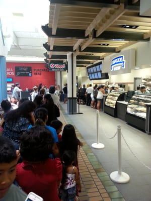 For a first day opening during lunch time, the lines are moving well... Zippy's management was well prepared!