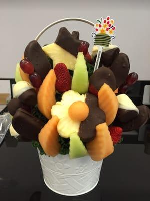 Love my edible arrangement that i got from my co-workers! So yummy and beautiful!!