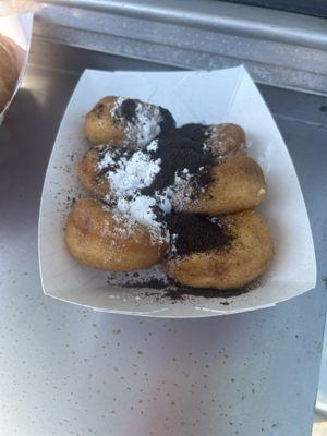 Oreos and powdered sugar