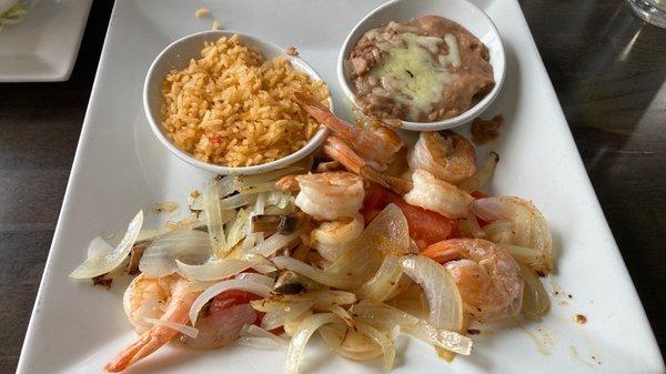 Cancun Plate. Shrimp & Scallops grilled (?) with onions, mushrooms & tomatoes. Surprisingly bland.