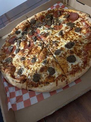 Mushroom and pepperoni pizza