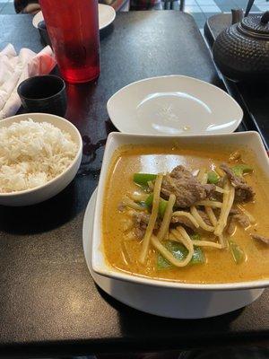 Thai hot beef curry w. Rice