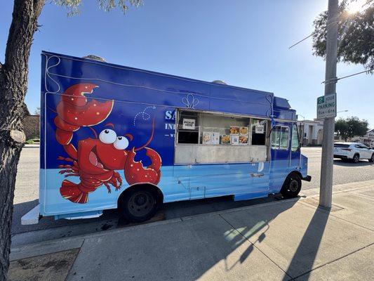 Lobster Zen food truck parked on Valley Bl.