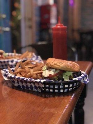 Stopped by while on our road trip and SO glad we did! Delicious fries, and cheeseburgers. GET IT!