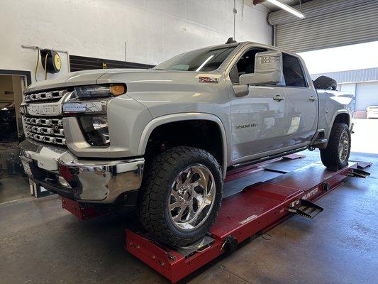 2022 Chevy 2500 3" level kit and 22" wheels on 35" Toyos