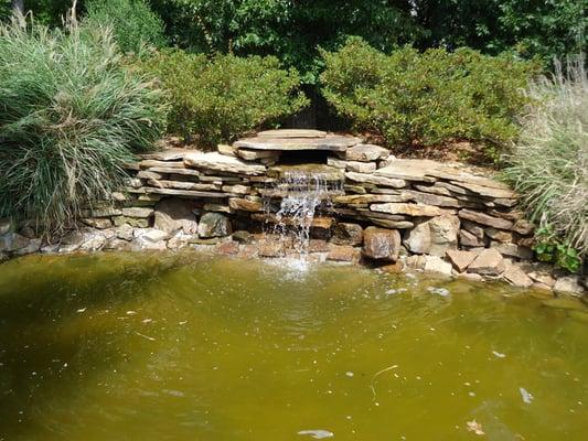 Side fountain and pond display