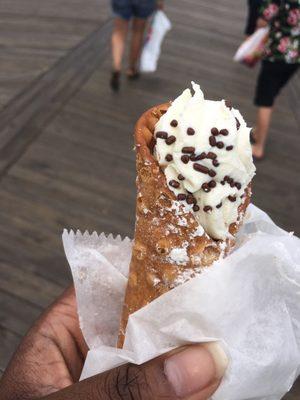 This is the best cannoli I've ever had. Hands down. It's a must visit in OC.