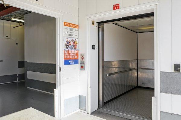 Hospital size elevator