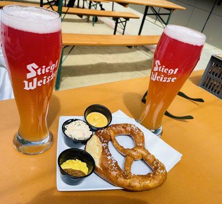 Pretzel & grapefruit/raspberry bier.