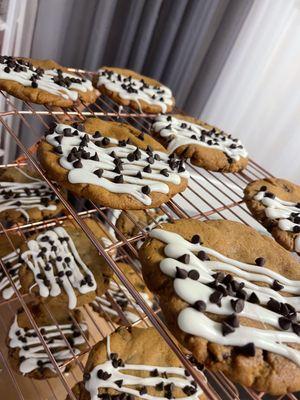 Caramel chocolate chip cookies with white chocolate drizzle