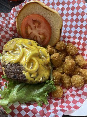 Cheeseburger w/ tots