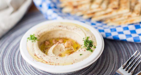 HUMMUS DIP WITH PITA