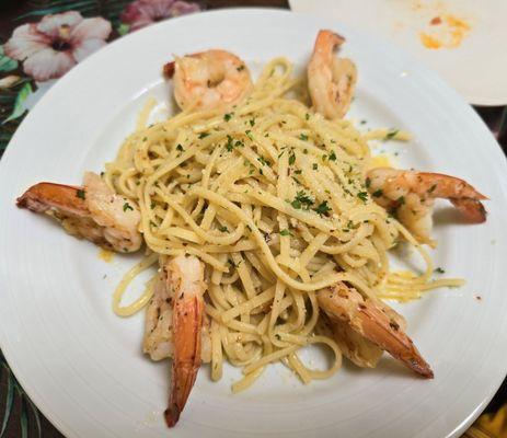 Garlic pasta, olive oil, with shrimp